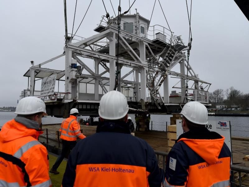 Die Schwebefähre wird für den Abtransport auf einem Ponton vorbereitet. Foto: Carsten Rehder