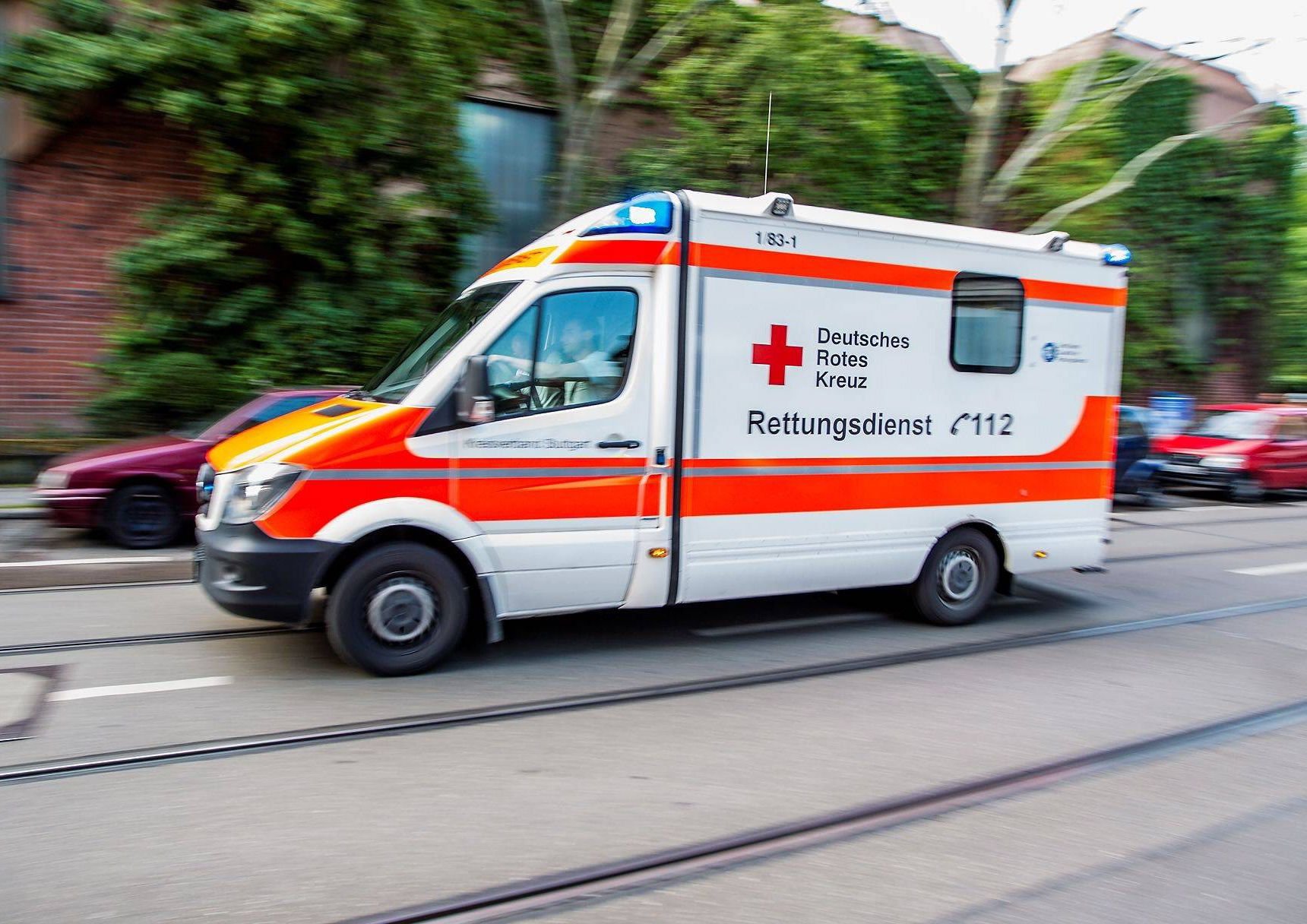 Symbolbild: Ein Rettungswagen des DRK auf dem Weg zu einem Einsatzort.