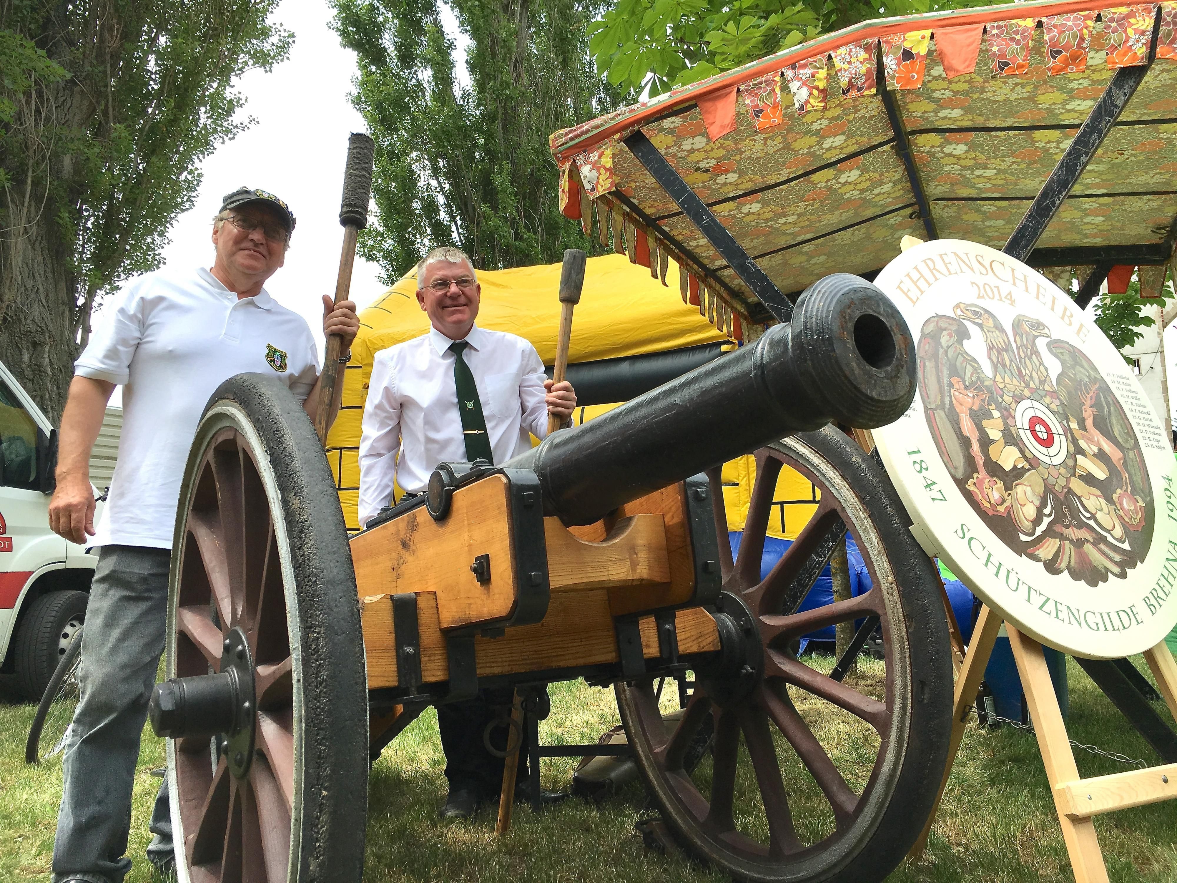 Wer hat schon eine Kanone, die den Namen Katharina trägt? Michael Raith und Manfred Ludwig feierten mit ihr Premiere beim Kinder- und Heimatfest in Brehna.