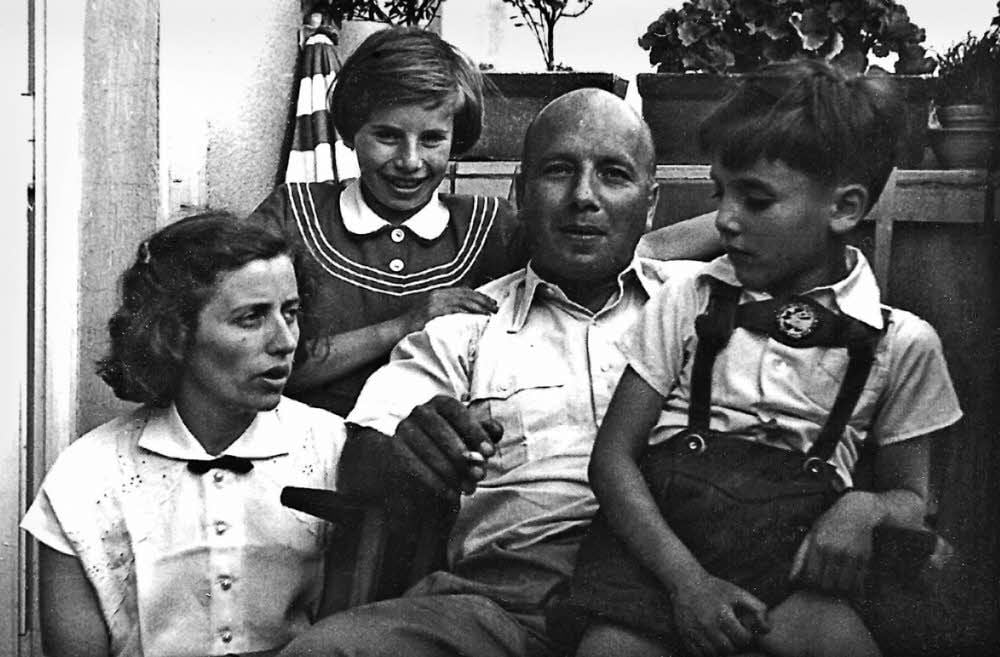 Familie Krahl in den 50er Jahren: Mutter, Schwester, Vater und Toni