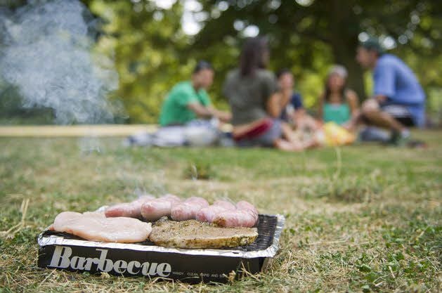 Selbst wenn man in Parks grillen darf, so, wie auf dem Bild geht es nicht. Steht der Grill auf der Erde, leidet das Gras. Das darf nicht sein.