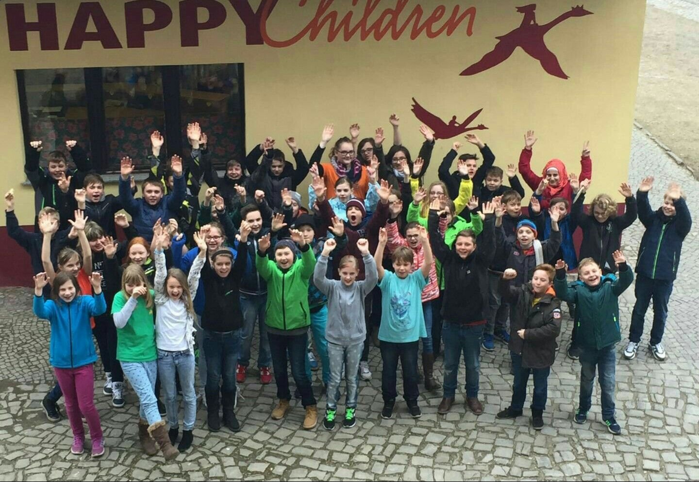 Die Kinder der Nienburger Sekundarschule jubeln über ihren Erfolg und freuen sich auf Mittwoch.