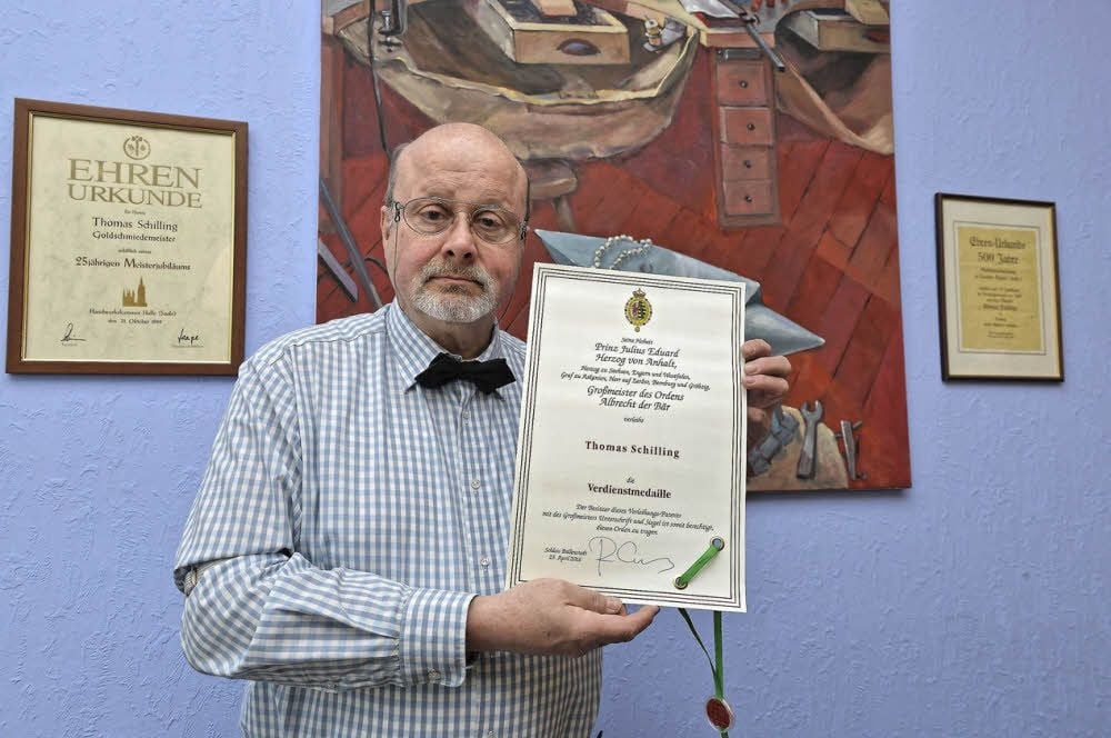 Goldschmied Thomas Schilling zeigt stolz seine Urkunde. Die Medaille, so sagt er, wird nachgereicht.