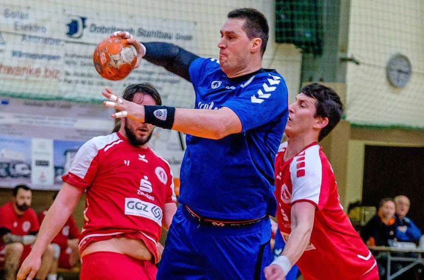 Christian Telehuz (beim Wurf) hat nach seiner Sperre fünf Tore für Spitzenreiter TuS Radis beim 35:27-Sieg gegen Zwickau erzielt.