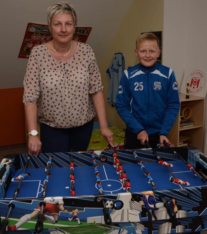 Linus Lange und Mutter Dana haben schon mal am Kicker trainiert.