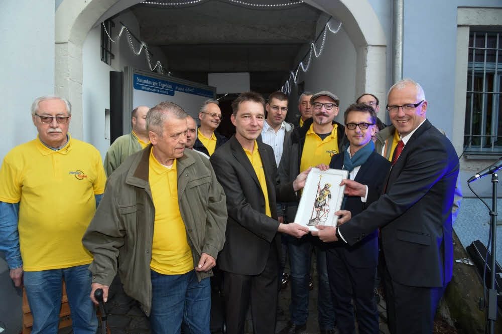 Heiko Kern und seine Mitstreiter vom Verein der Unstrutbahnfreunde nehmen von Regionalverlagsleiter Olaf Döring (r.) und Michael Heise, stellvertretender Redaktionsleiter des Naumburger Tageblatt/MZ, den Wenzelspreis entgegen.