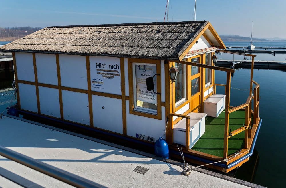 Das Hausboot ankert bereits an der Marina Mücheln. Für die Vermietung fehlt aber noch die Genehmigung.