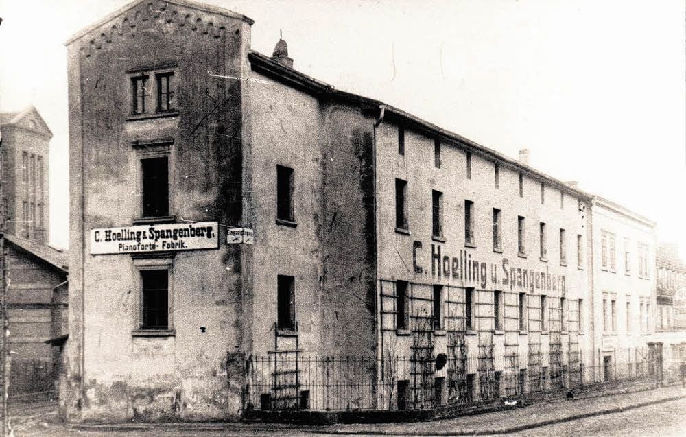 Hoelling & Spangenberg gehört zu den klangvollen Namen im Klavierbau. Produziert wurde in der Fabrikstraße mit 400 Leuten. 1885 musste die Firma Konkurs anmelden und wurde 1887 neu gegründet.