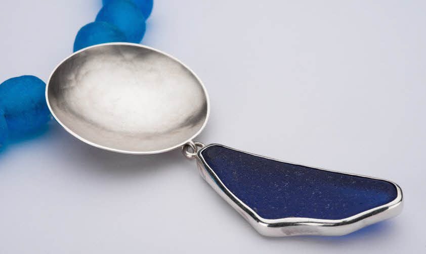 Unter dem Slogan „Naumburg lässt sich tragen“ gestaltet die Goldschmiedin und Designerin Ulrike Ludewig besonderen Schmuck.