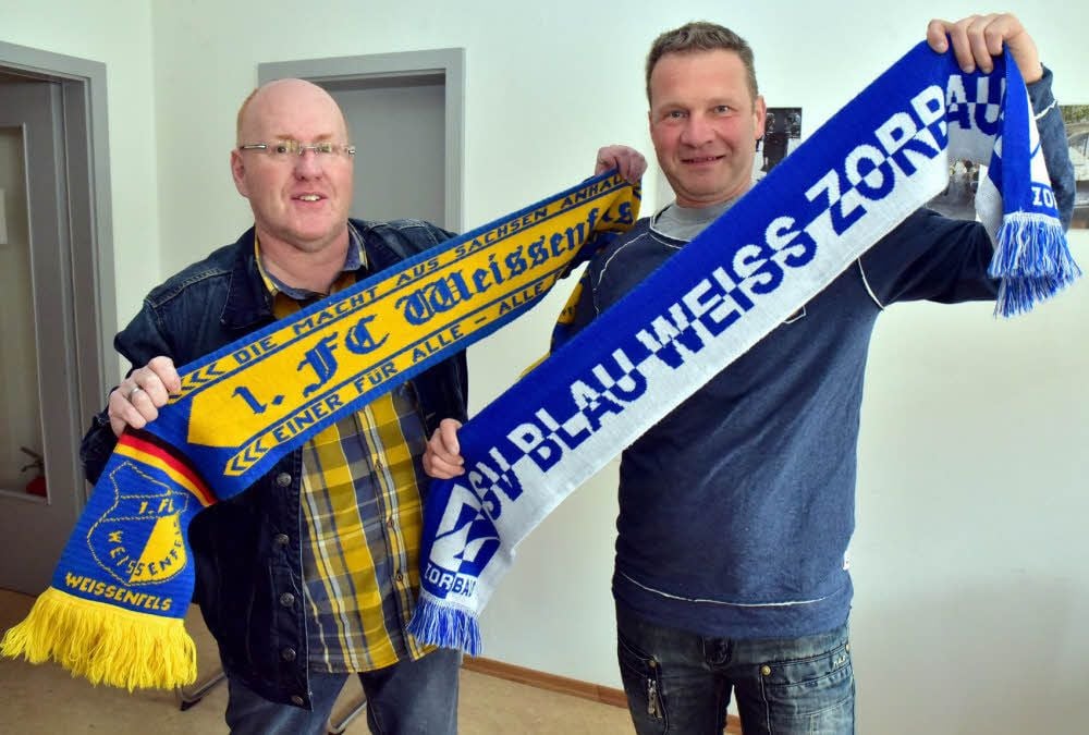 Seid seit vielen Jahren ihren jeweiligen Vereinen verbunden: Uwe Abraham (links) vom 1. FC Weißenfels und Mike Schütz von Blau-Weiß Zorbau.