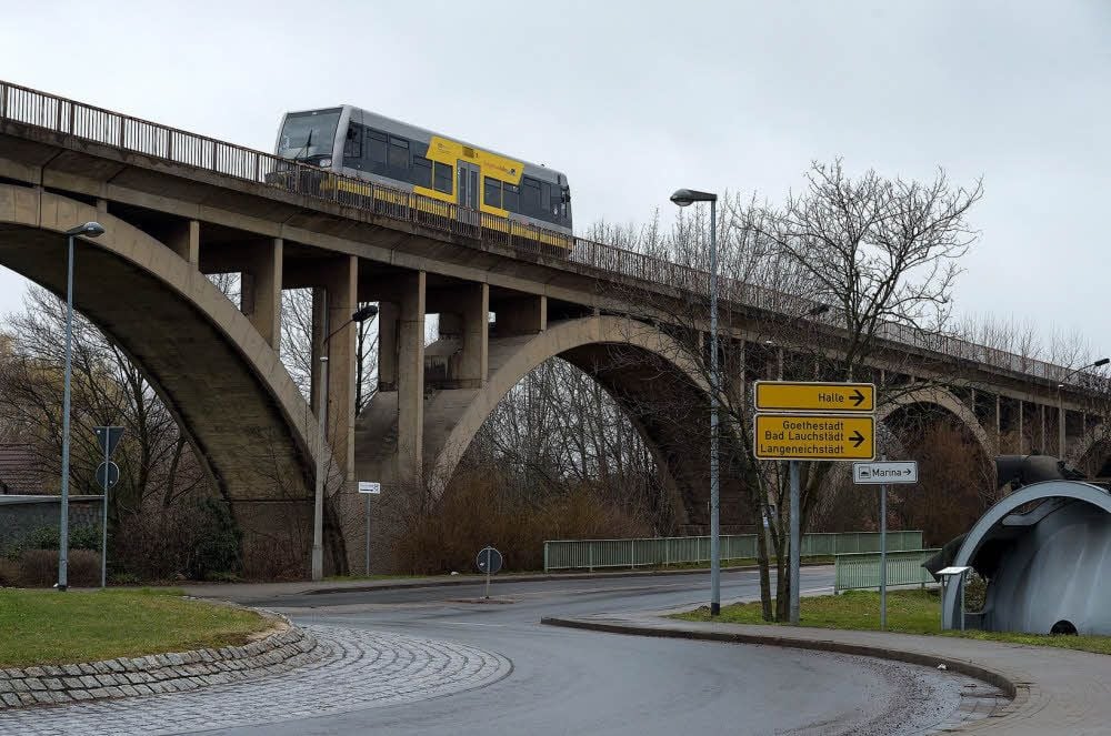 Die Burgenlandbahn auf ihrer Fahrt von Merseburg über Mücheln nach Querfurt