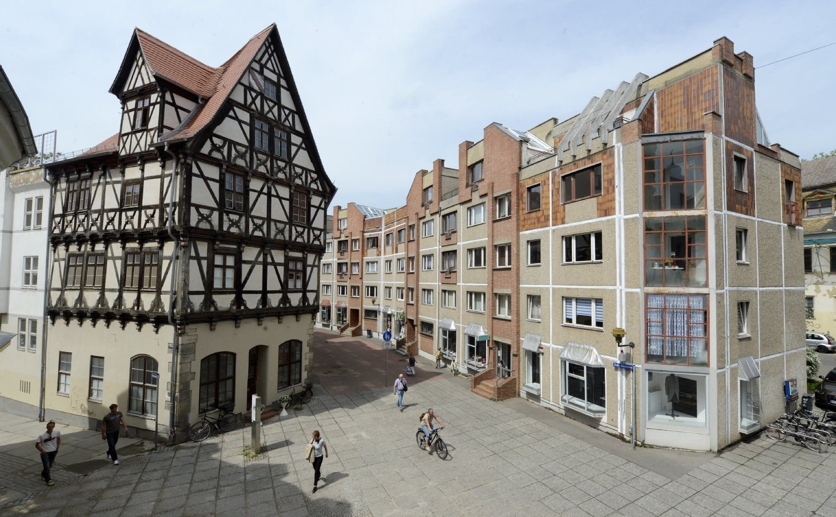 Kontraste, wie sie stärker nicht sein könnten finden sich 2013 in der Klausstraße. Neben einem Fachwerkhaus wurde ein Plattenbau gesetzt. Anfang Juli beginnt die HWG mit der Sanierung des Plattenbau-Quartiers in der Straße.