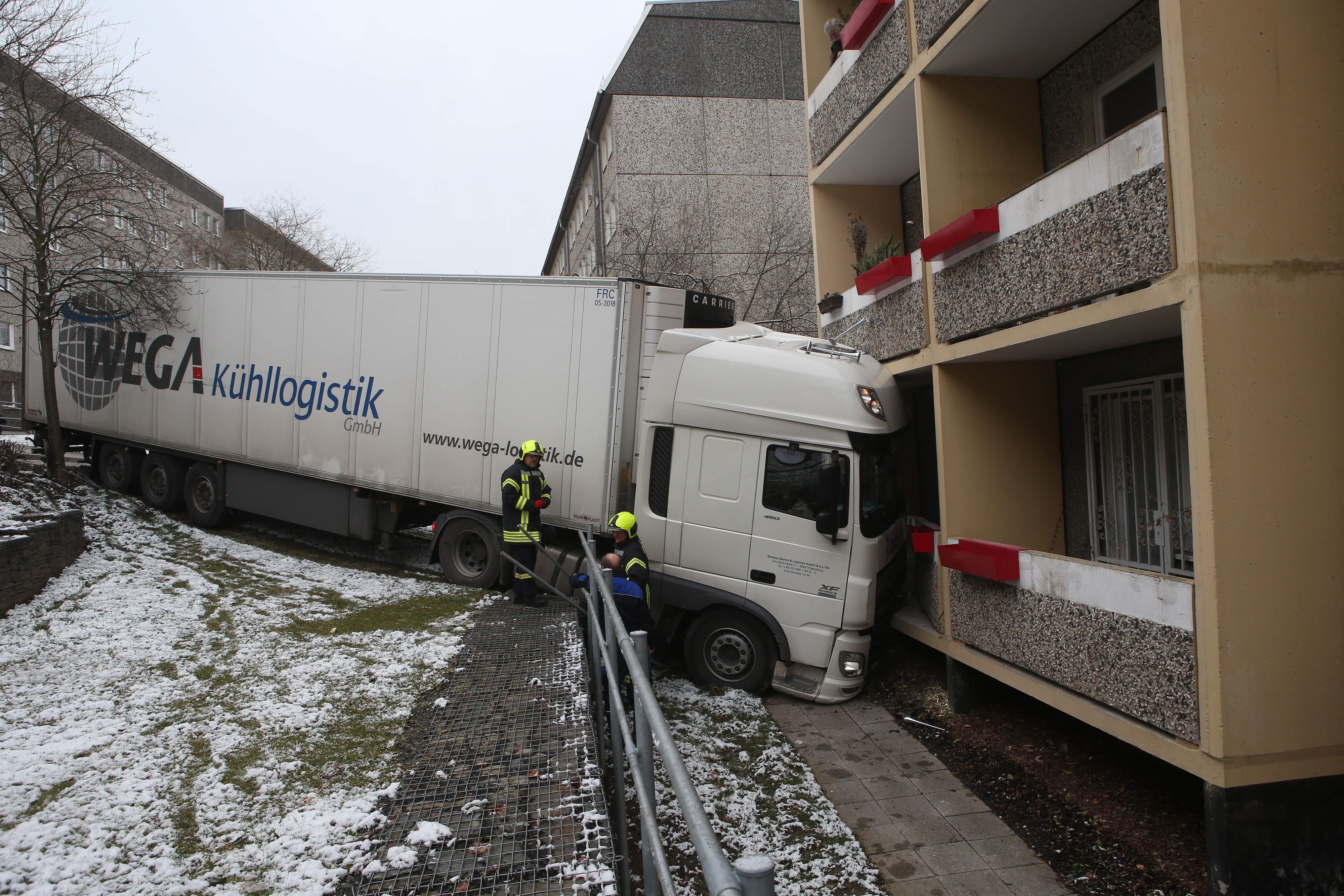 Mit dem Führerhaus im Gebäude steckt ein Lkw in Gera.