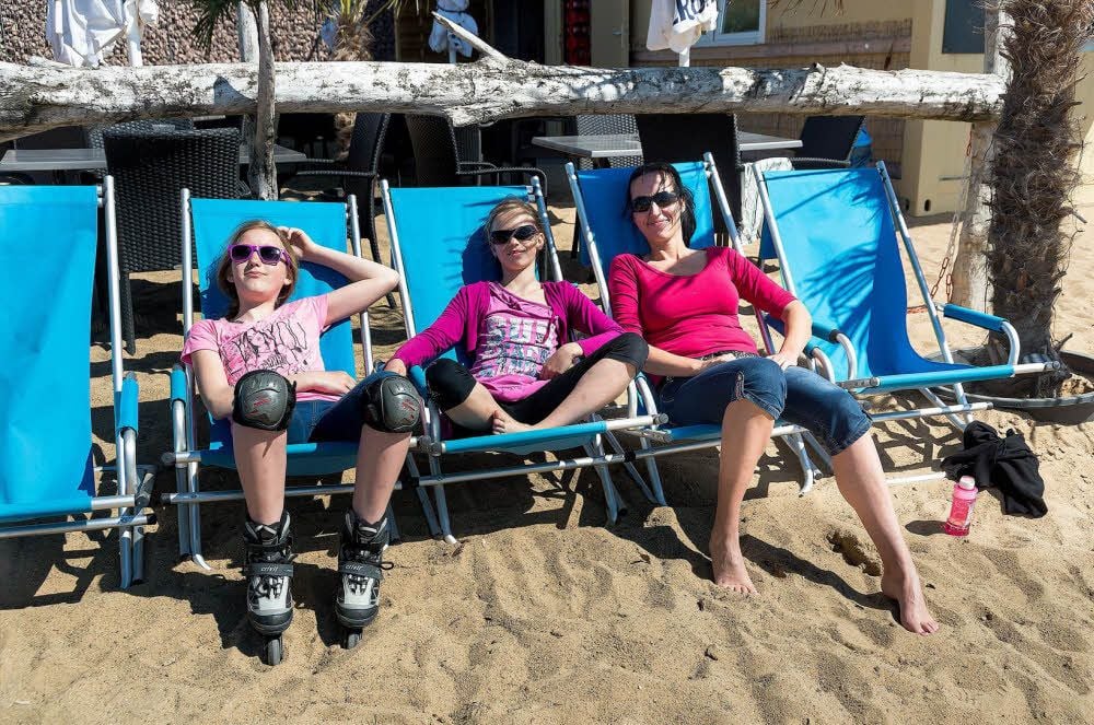 Endlich Sonne: Mary Popp kam mit Vivien Schleicher und Gina Sommer (v.r.) an den Strand in Stöbnitz, um das tolle Wetter zu genießen.