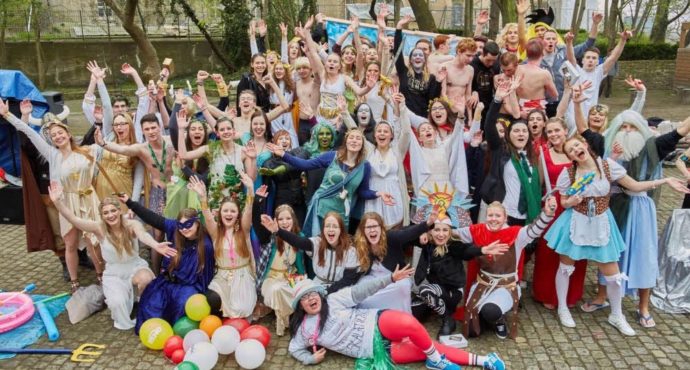 Beste Stimmung unter den Göttern der zwölften Klassen in Bernburg: Ihren letzten Schultag feiern sie ausgelassen.