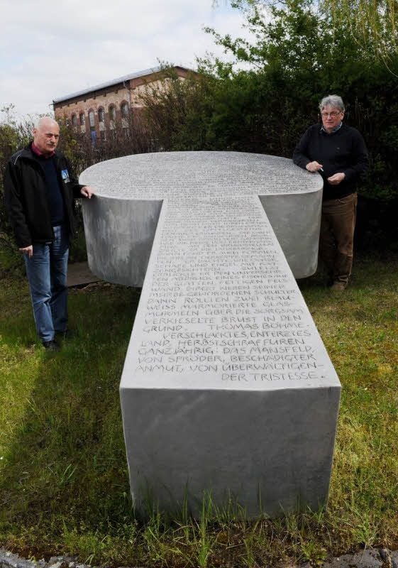 Die Vorstände der MAUT AG, Hans-Jürgen Weber (l.) und Hans-Otto Rothe, am „Schlüssel“, der am Eingang ihres Firmengeländes liegt.