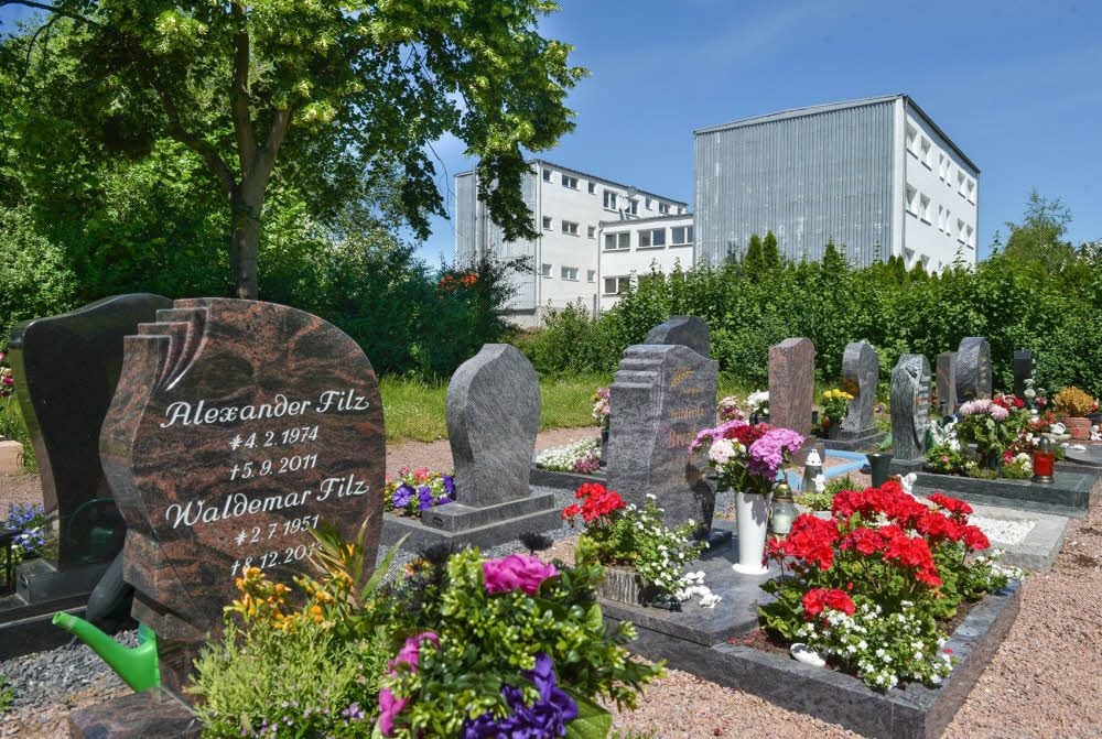 Die alte Schule Klepzig liegt neben dem Friedhof.