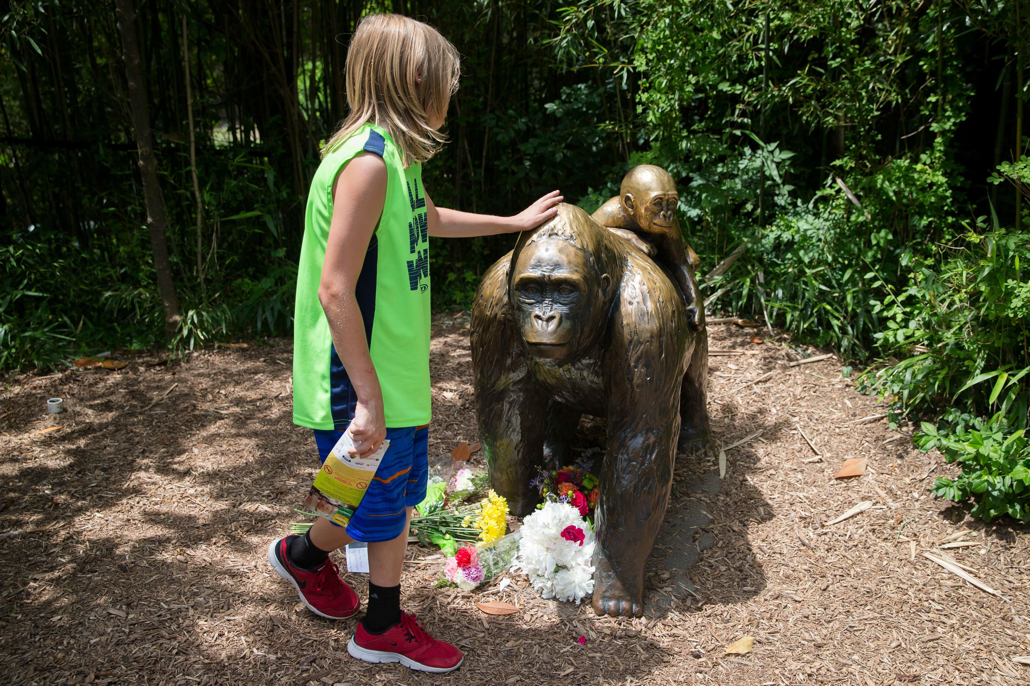 An einer Gorilla-Figur im Zoo werden Blumen abgelegt.