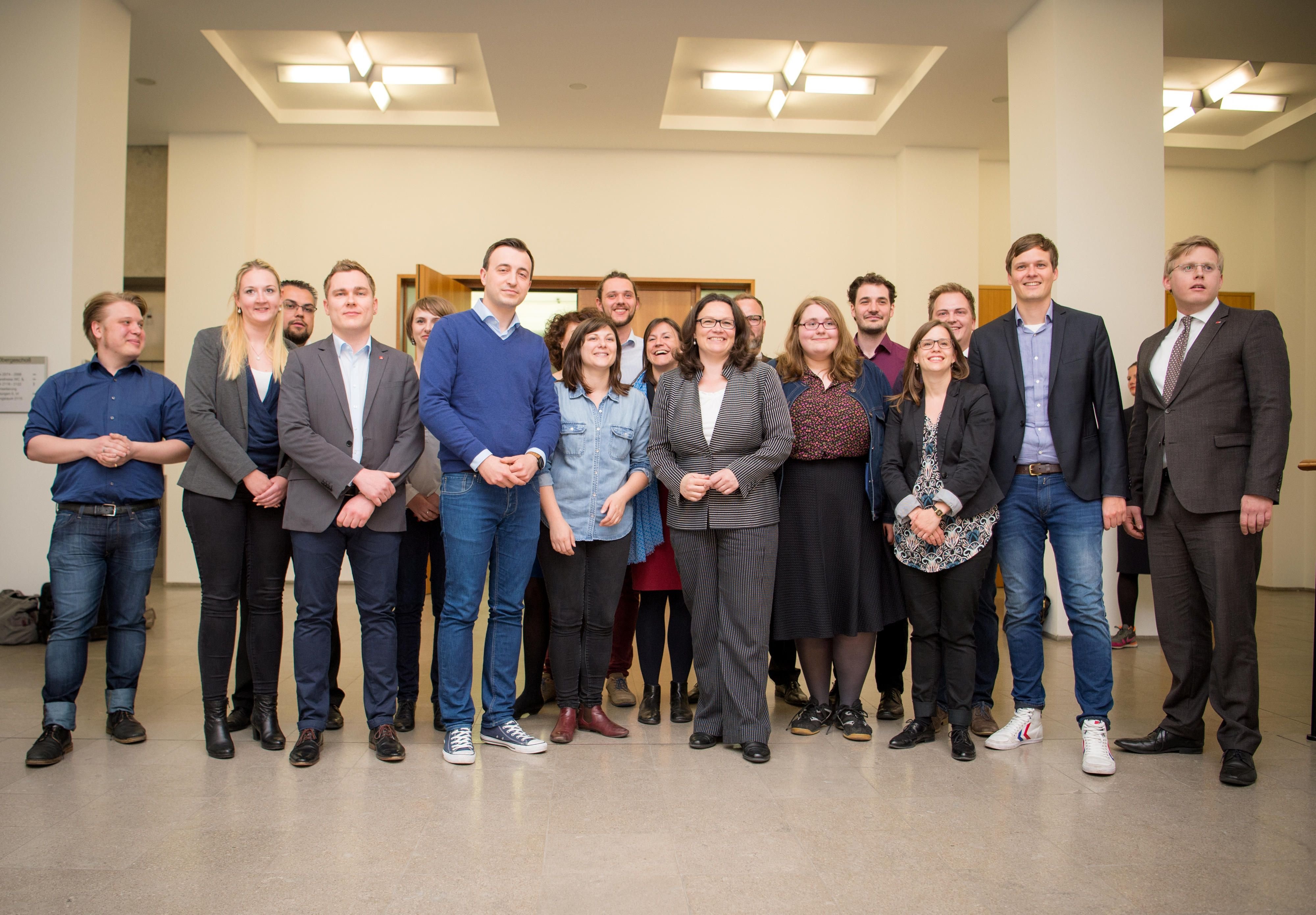 Die Bundesarbeitsministerin Andrea Nahles (SPD) (M) im Bundesministerium für Arbeit und Soziales in Berlin mit Vertretern von Jugendverbänden verschiedener Parteien.