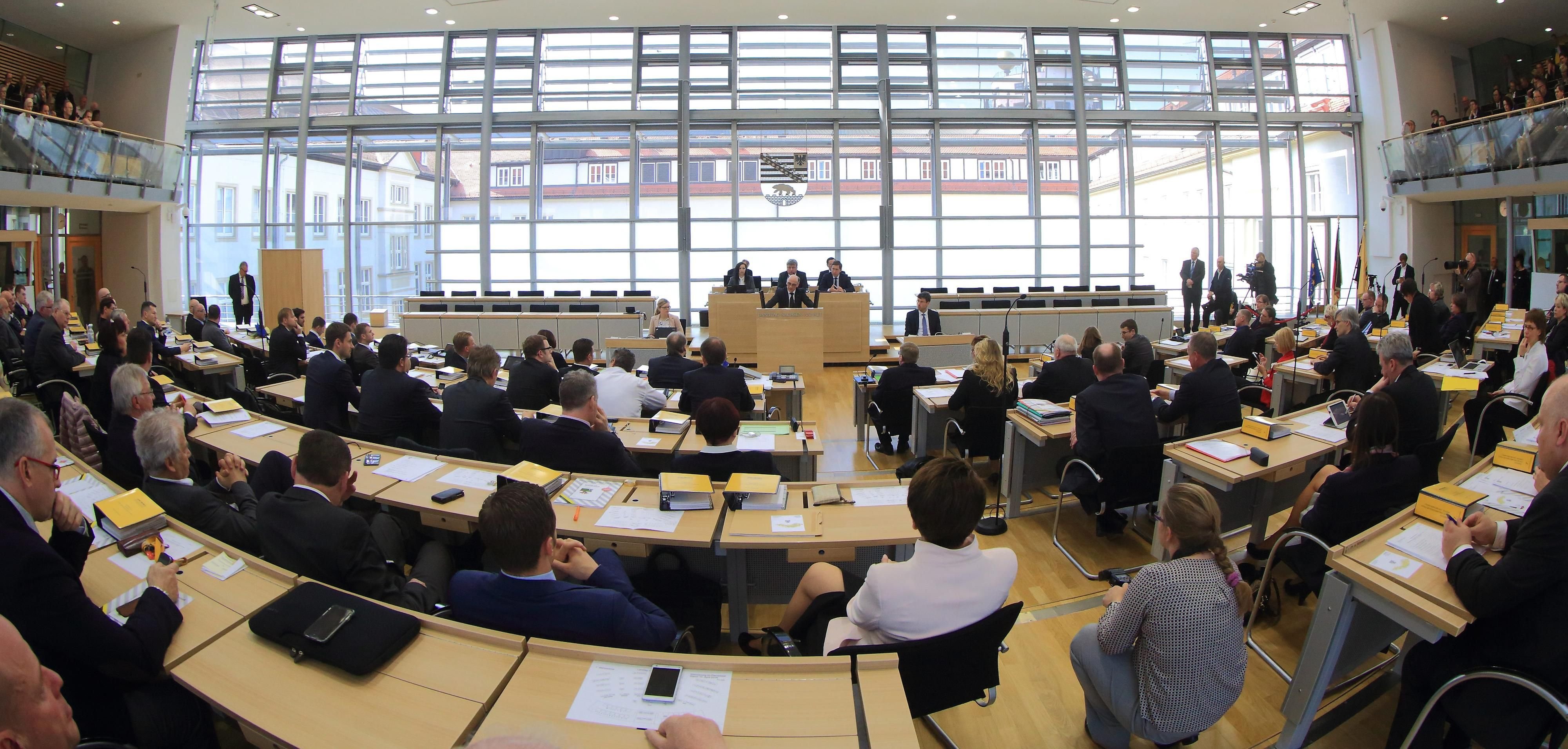 Abgeordnete sitzen während der Konstituierung des neuen Landtages im Plenarsaal in Magdeburg.