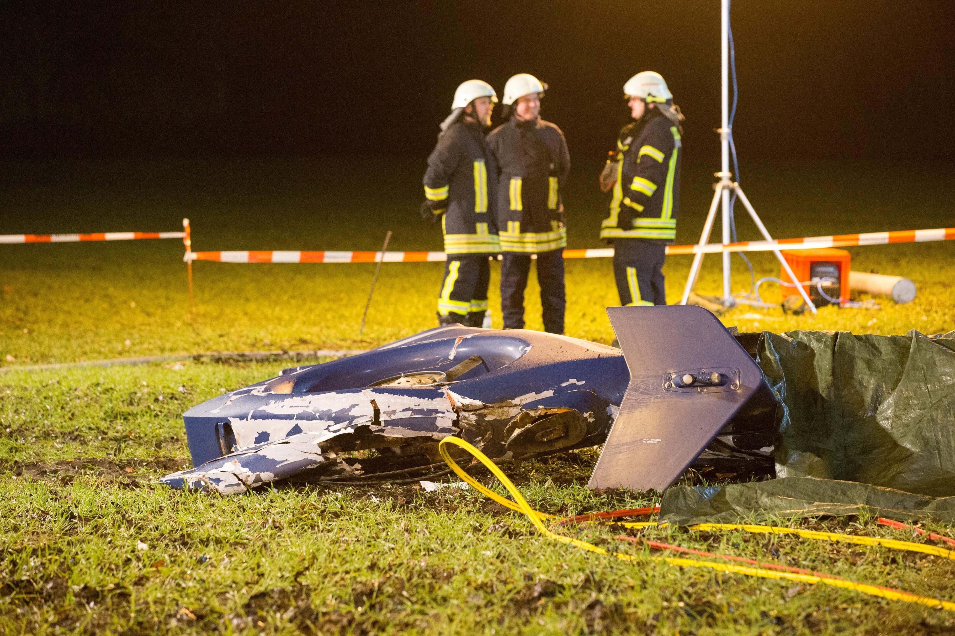 Zwei Menschen sind bei dem Hubschrauber-Absturz ums Leben gekommen.