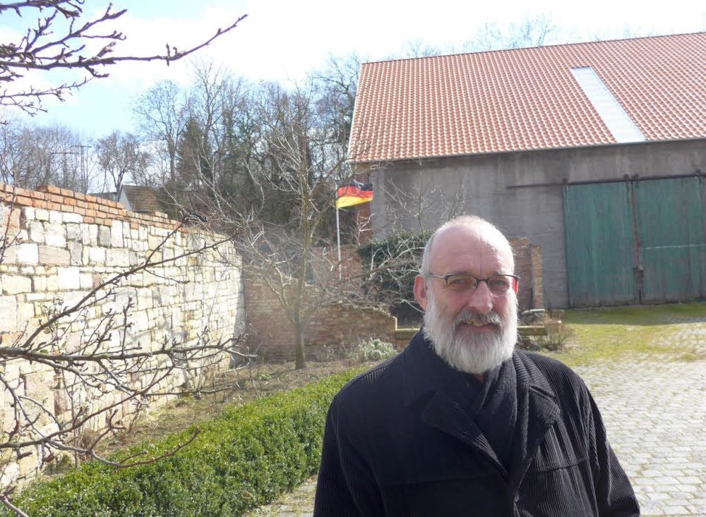 Gottfried Backhaus auf seinem Hof. Warum er in der AfD ist? Da geht es viel um alte Geschichten.