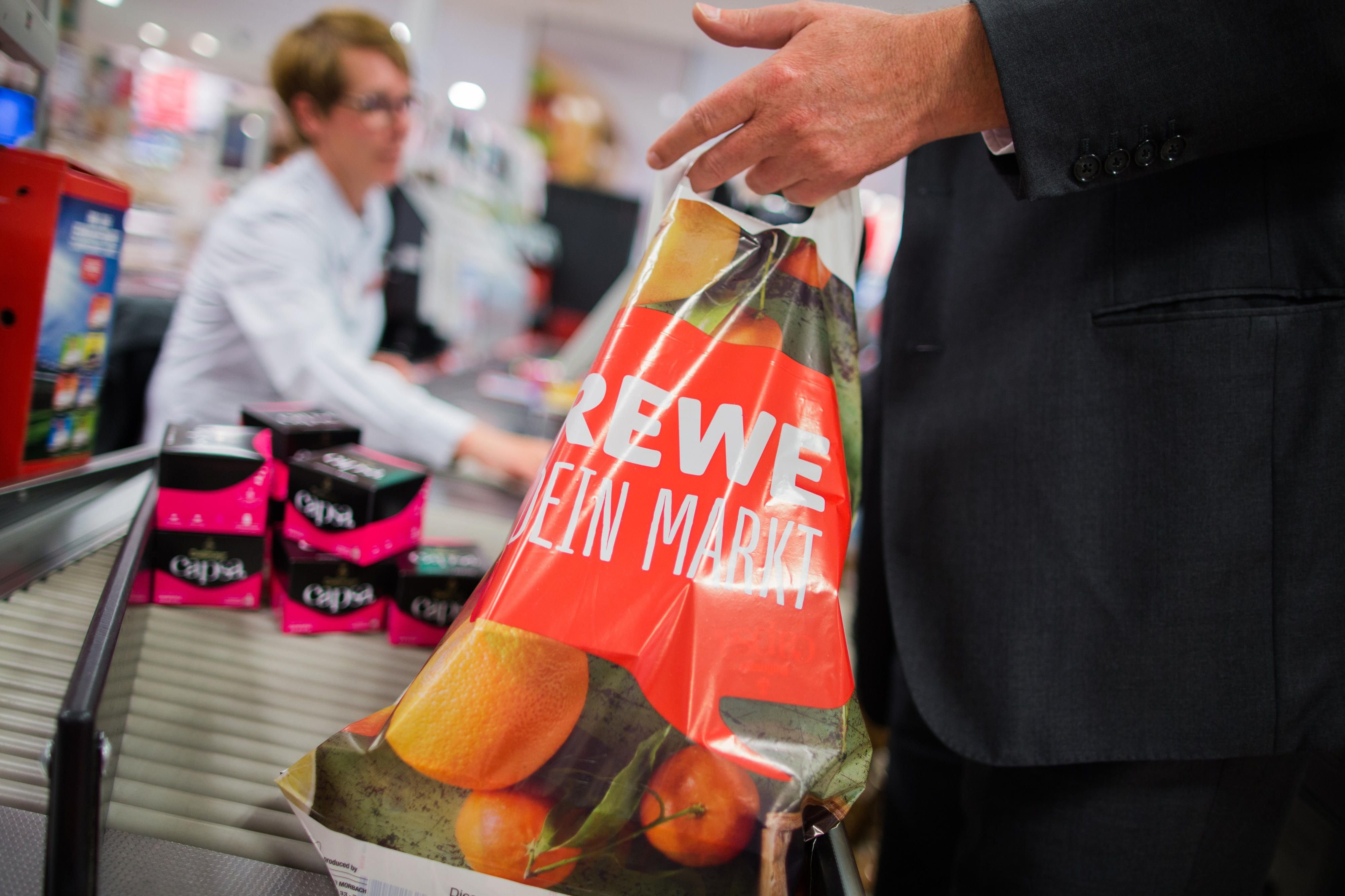 Durch die Maßnahme will Rewe jährlich 140 Millionen Tüten einsparen.