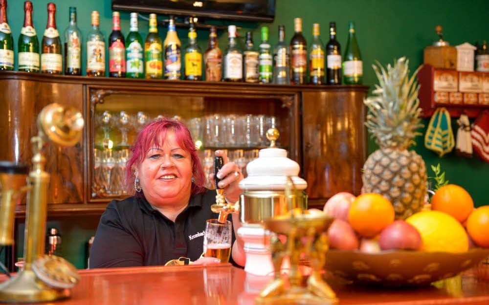 Ein Musik-Café, in dem sich auch Gäste ihres Alters wohlfühlen. Das hat Jacqueline Baur in Köthen gefehlt. Sie hat jetzt einfach selbst eins aufgemacht. „Jackys Musik-Café“ in der Wallstraße 7 ist jeden Tag ab 9 Uhr geöffnet.