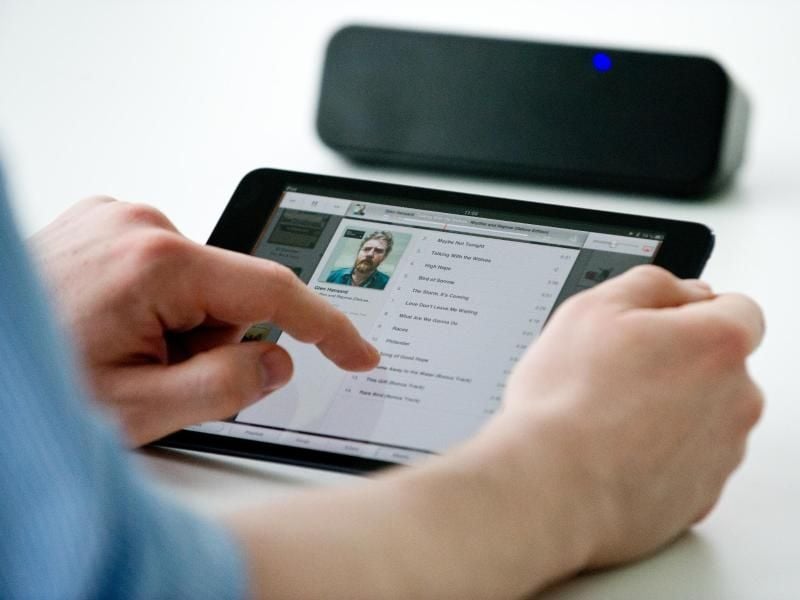 Bluetooth-Funk ist sparsam, verbraucht aber auch Strom. Wer Box und Mobilgerät per Kabel verbindet, kann unterwegs länger Musik hören. Foto: Franziska Gabbert