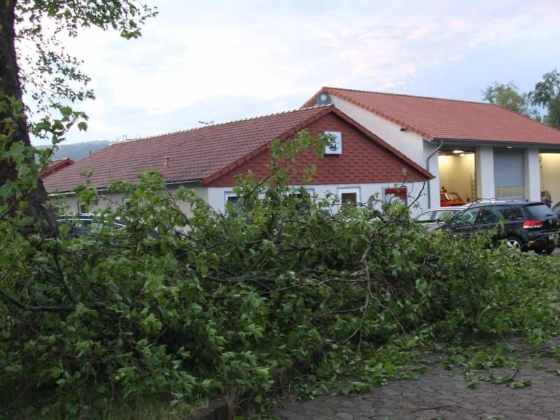 Heruntergefallene Äste liegen neben dem Gerätehaus der Feuerwehr in Porta Westfalica Foto: Lutz Altenhöner/Feuerwehr Porta Westfalica/dpa