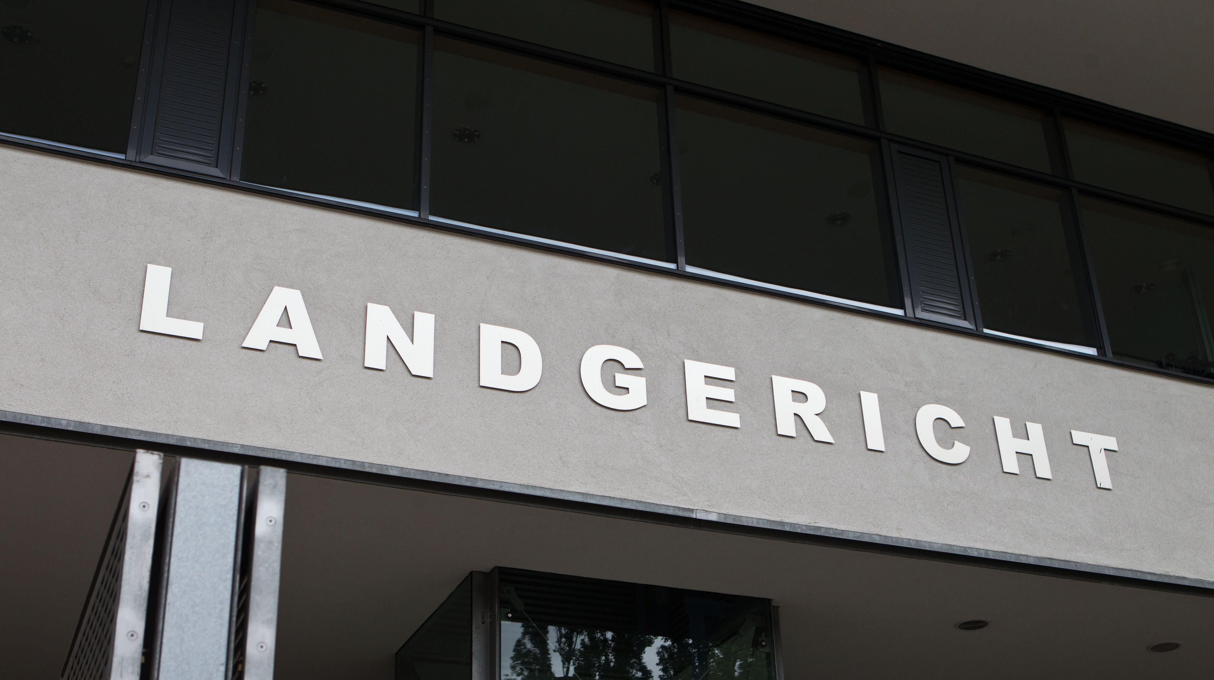 Blick auf den Schriftzug am Landgericht in Magdeburg.