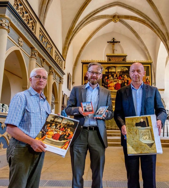 Johannes Winkelmann, Johannes Block und Jürgen M. Pietsch (v. l.) zur Präsentation des neues Cranach-Kalenders und der aktualisierten Fassung von Albrecht Steinwachs Kirchenführer - natürlich in der Stadtkirche