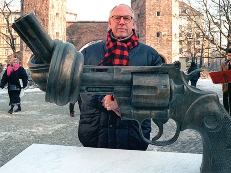 Der schwedische Künstler Carl Fredrik Reuterswärd hinter seiner Bronzeplastik in München (1996). Foto: Istvan Bajzat