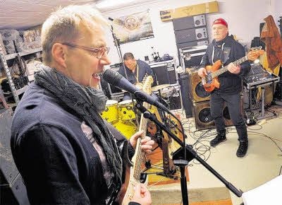 Gemeinsam üben die Musiker im Proberaum im ehemaligen Heizhaus.