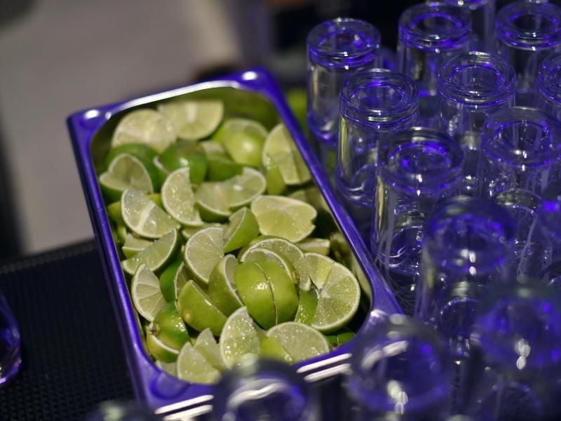 Limetten schmecken viel süßer als Zitronen und enthalten viel mehr Saft. Foto: Jens Kalaene