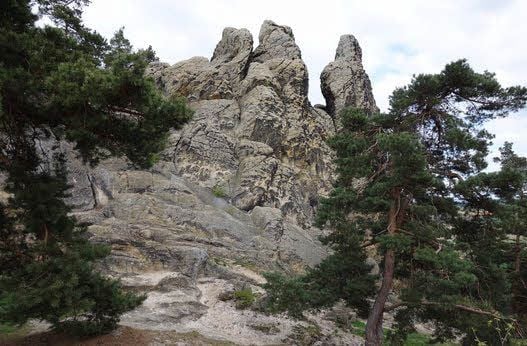 Der Felsen ähnelt dem Wappen der Stadt Hamburg mit seinen drei Türmen.