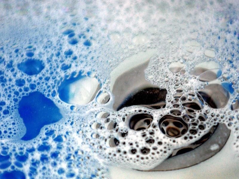 Eine Abflussverstopfung muss nicht immer der Mieter beseitigen. Bei Haaren in der Dusche etwa, ist der Vermieter zuständig. Foto: Jens Büttner