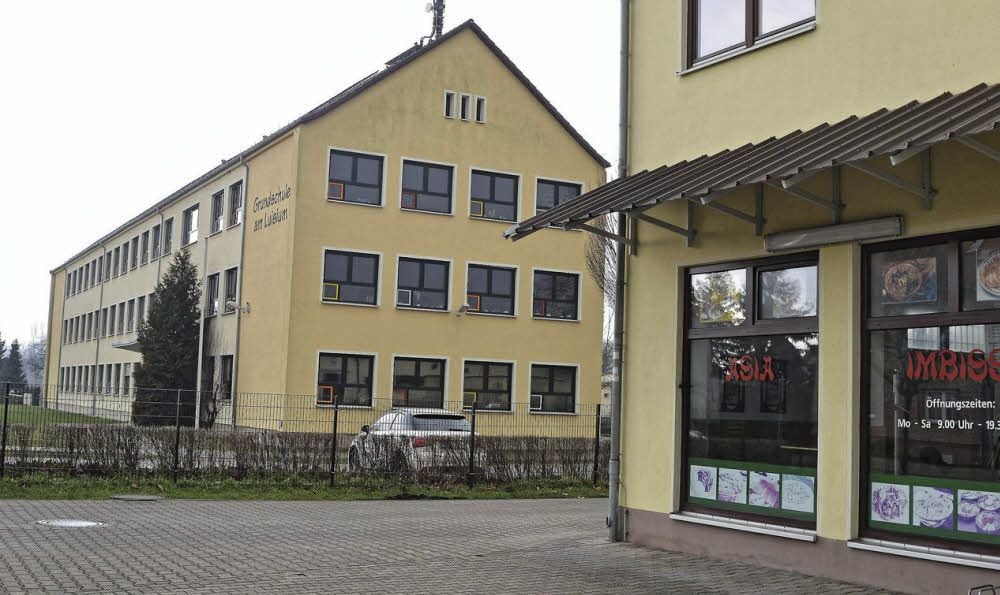 Ein 22-Jähriger floh nach seinem Ausraster auf dem Parkplatz vor dem NP-Markt auf den Schulhof nebenan.