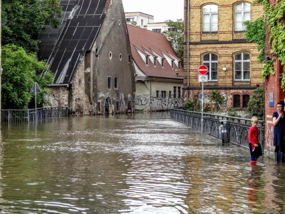 Ein Brücke, über die das Wasser fließt: In der halleschen Klausvorstadt zeigte die Saale mehrere Tage, dass sie kein harmloses Flüsschen ist.