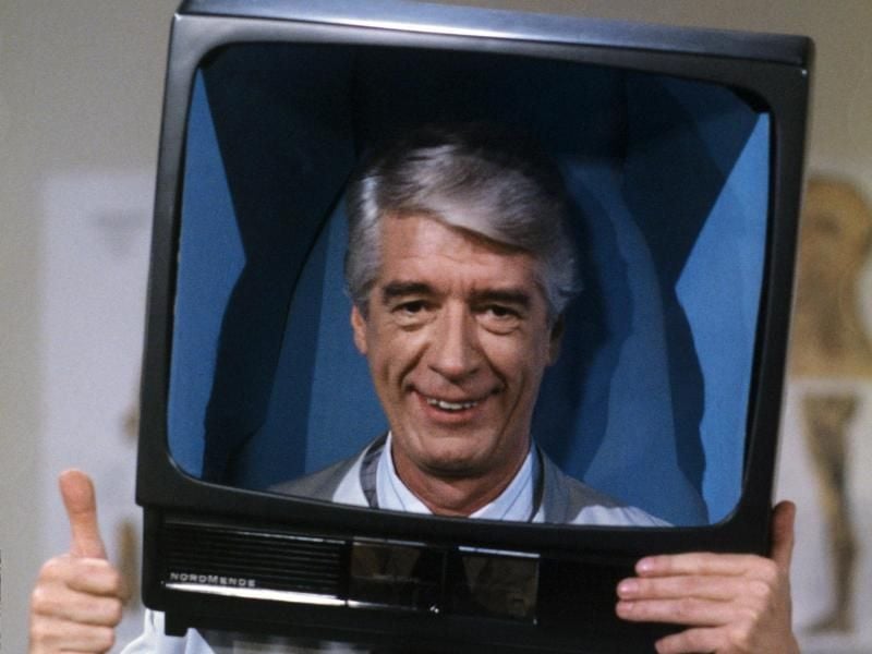 In «Rudis Tagesshow» macht sich Rudi Carrell in den 1980er Jahren über Prominente lustig - und besonders gerne über Politiker. Bei seinem Beitrag zum achten Jahrestag der Islamischen Revolution im Iran hört für den Botschafter des Landes der Spaß auf. Der Iran weist zwei deutsche Diplomaten aus und schließt vorübergehend das Goethe-Institut in Teheran. Foto: Dieter Klar/Archiv