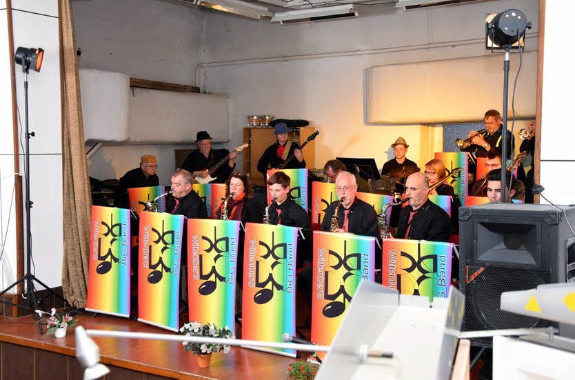 Die Big Band Wittenberg meistert ihren ersten öffentlichen Auftritt in der Tischlerei Theodor Dannenberg in Mühlanger. Mit seinen elf Jahren ist Trompeter Conrad Räuchle der jüngste Musiker in der Truppe.
