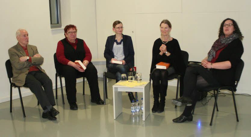Die von Gedenkstättenleiterin Melanie Engler (rechts) moderierte Gesprächsrunde nach der Buchpräsentation (von links): Werner Hahn aus Annaburg, Helga Welz, Nicole Hördler und Doktor-Mutter Sigrid Jacobeit