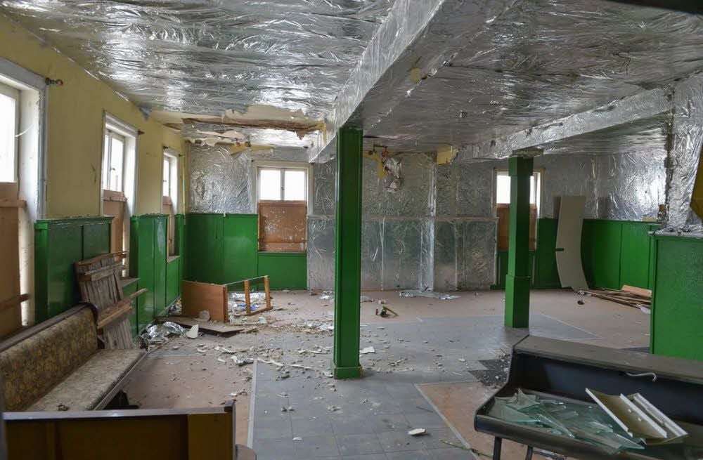 Die letzten Betreiber hatten aus der ehemaligen Gaststube einen Klub gemacht und Wände sowie Decke mit Silberfolie ausgekleidet.