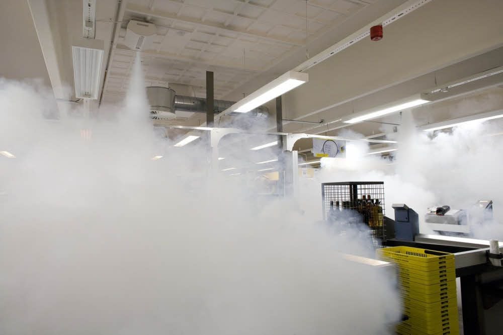 Diese Demonstration in einem Einkaufsmarkt zeigt, wie die Sicherheitsanlage mit dem Schutznebel funktioniert. In der Star-Tankstelle Meuschau schlug das System zum zweiten Mal Einbrecher in die Flucht.