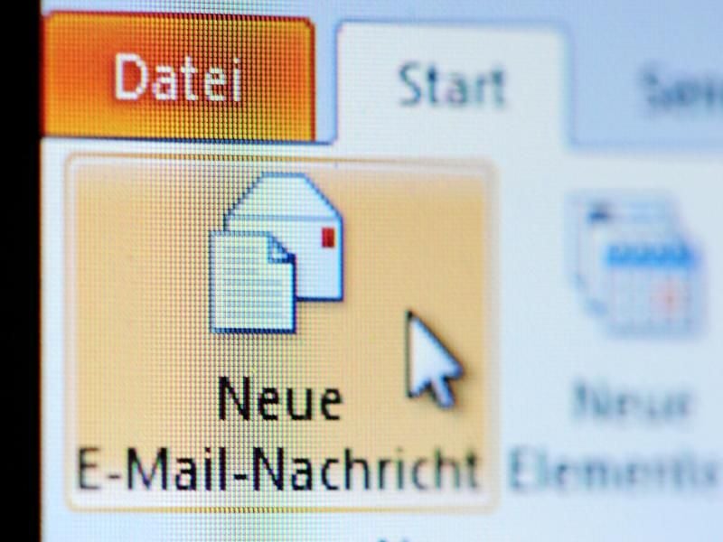 Sie sehen aus wie Inkasso-Mails von E-Bay, sind aber Fälschungen mit Schadsoftware im Gepäck. Den Anhang solcher E-Mails sollte man keinesfalls öffnen. Foto: Jan-Philipp Strobel