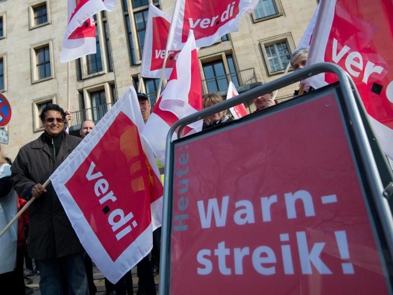Die Gewerkschaften fordern sechs Prozent mehr Lohn. Foto: Arno Burgi/Archiv
