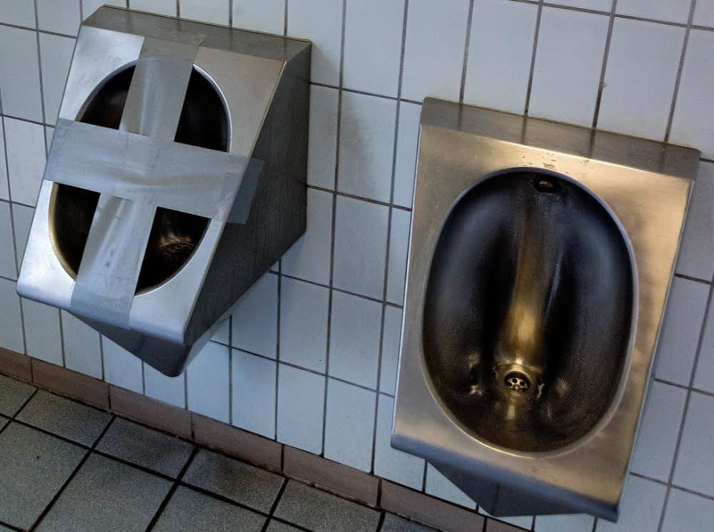 Die Bahnhofstoiletten in Merseburg sind in schlechtem Zustand. Es stinkt aus Abflüssen, Wasser drückt aus den kaputten Leitungen. Eine Lösung ist nicht in Sicht, weil sich Bahn und Stadt die Verantwortung gegenseitig zuschieben.