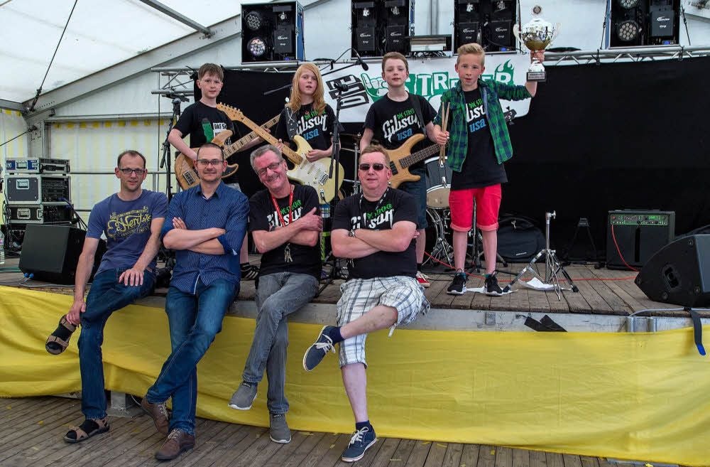 Marvin, Robert, Heinrich und Felix (oben von links) und ihre Helfer: Marvins Vater Ronny Just, Heinrichs Stiefvater Karten Susmann, Techniker Uwe Cario und Roberts Vater Torsten Wäldrich (unten von links).