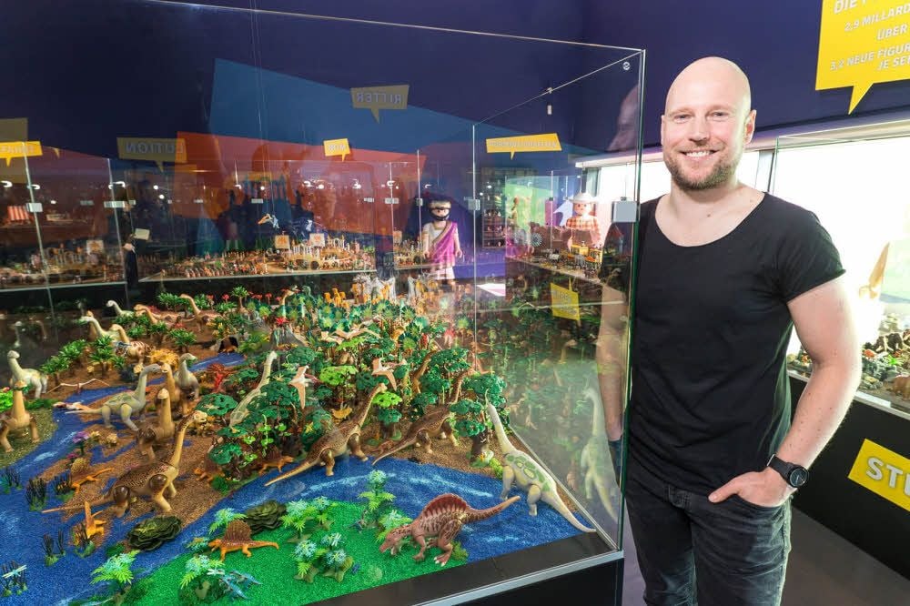 Inmitten bunter Welten: Playmobil-Sammler Oliver Schaffer aus Hamburg ist seit seiner Kindheit fasziniert von dem Systemspielzeug. Die Ausstellung in der Arche Nebra ist seine 20.