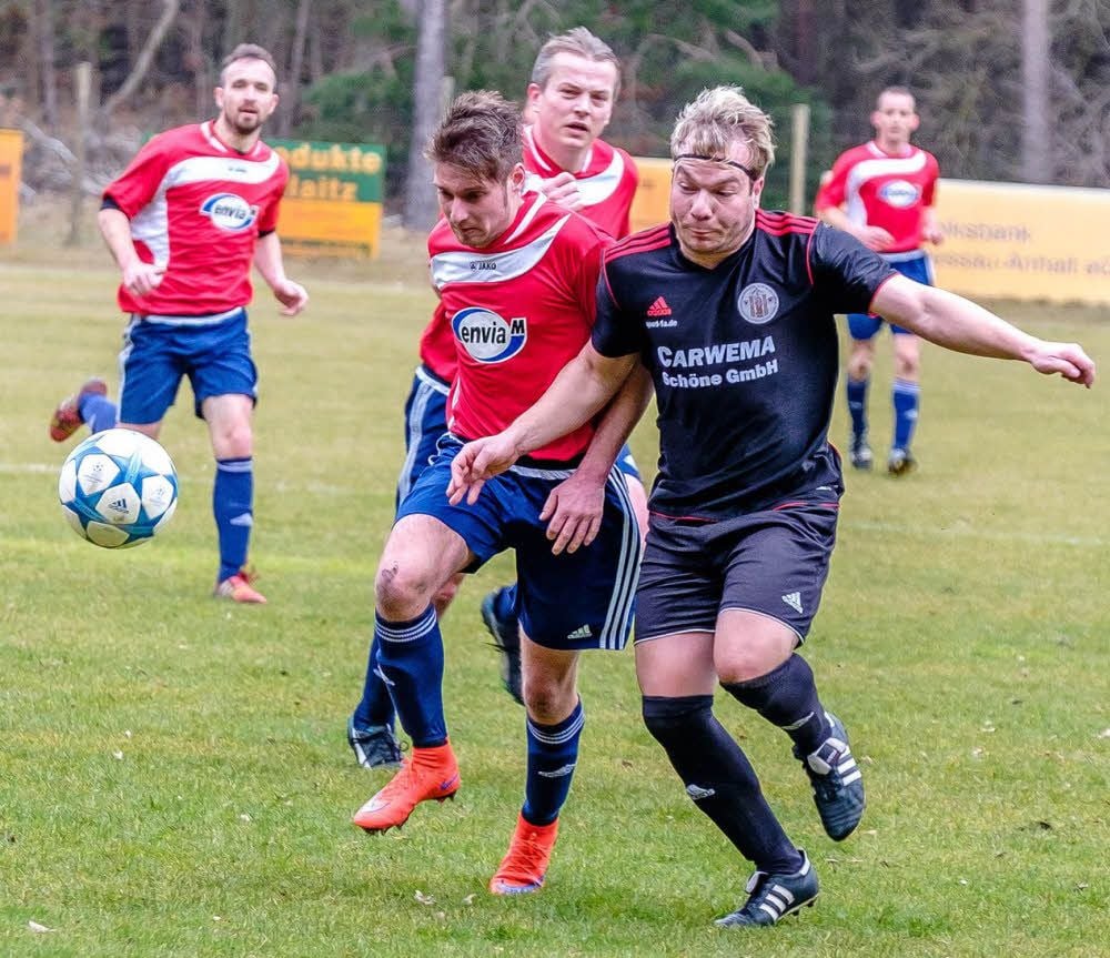 Die Fans des HSV Gröbern (rote Trikots) und des TSV Elbe Aken warteten am Sonnabend vergeblich auf Tore. Beide Landesklassen-Mannschaften trennten sich auf dem Gröberner Sportplatz 0:0.